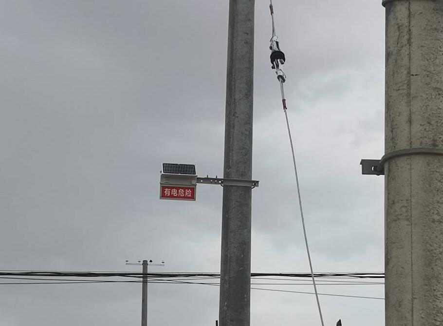 甘肅電力安裝防外破警示牌，為電力防護(hù)增添“保護(hù)傘”